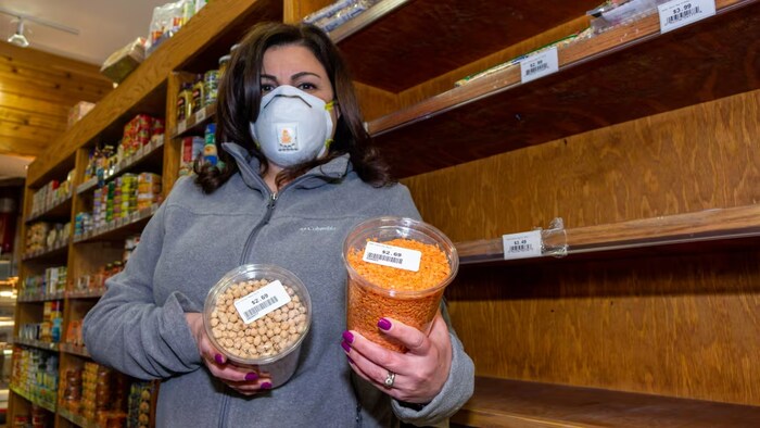 Marilyn Dib tient des produits dans ses mains.