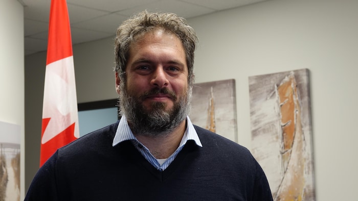 Le directeur du bureau de secteur des Îles-de-la-Madeleine à Pêches et Océans Canada, Cédric Arseneau, est photographié dans un bureau.