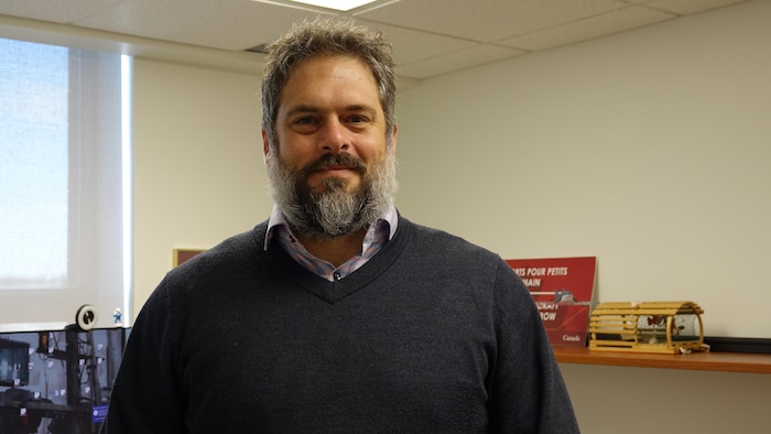 Cédric Arseneau dans son bureau de Cap-aux-Meules.