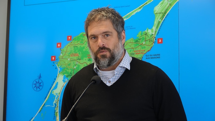 Cédric Arseneau photographié devant une carte lors d'une annonce en novembre 2024.