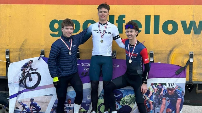 Cédric Fiset, au centre, occupe la plus haute marche du podium à la Classique des Bois-Francs, disputée dimanche.