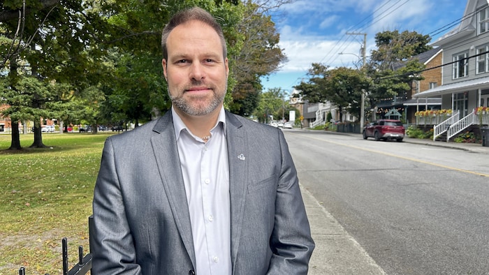 Portrait de Cédric Gauthier du Parti conservateur du Québec sur la rue de l'Évêché Ouest à Rimouski.