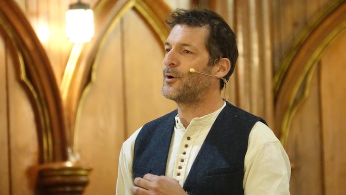 Cédric Landry durant un conte à l'église Saint-Pierre-de-La Vernière en 2026.