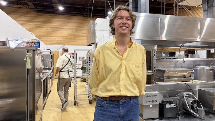 Un homme dans une cuisine.