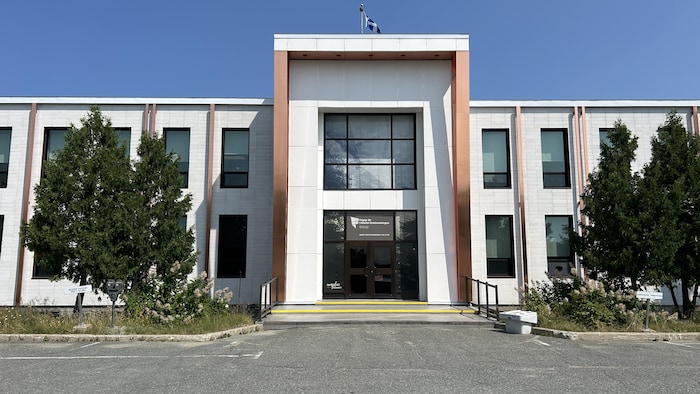 L'entrée principale du Cégep de l'Abitibi-Témiscamingue à Rouyn-Noranda.