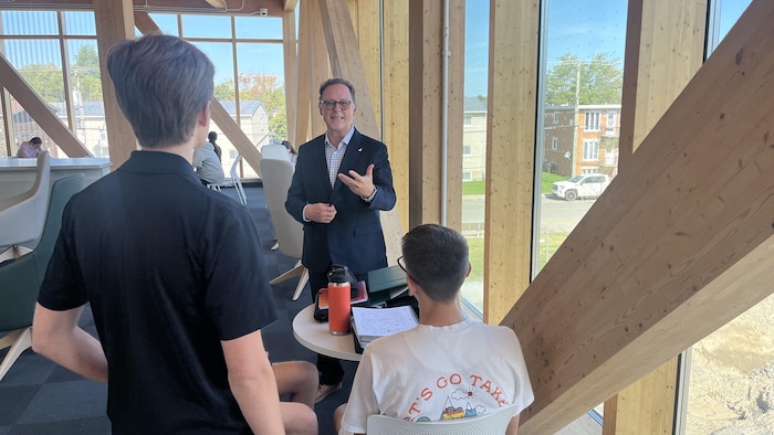 Pierre Leblanc discute avec des étudiants.