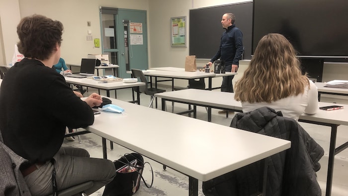 Un homme se retrouve devant une classe