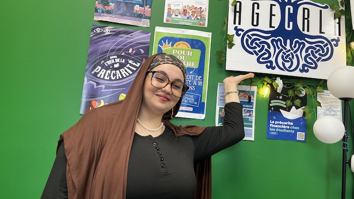 La vice-présidente de l'association étudiante du Cégep de Lanaudière dans son local.