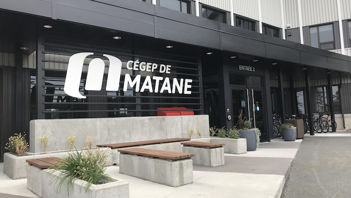 La façade et le logo du Cégep de Matane.