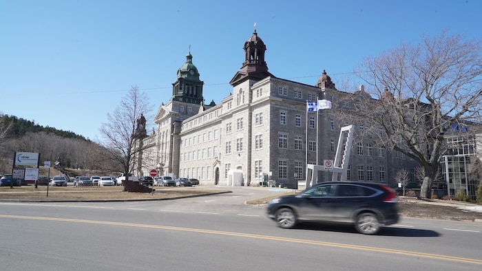 Vue de l'extérieur du cégep de La Pocatière, le 22 mars 2021