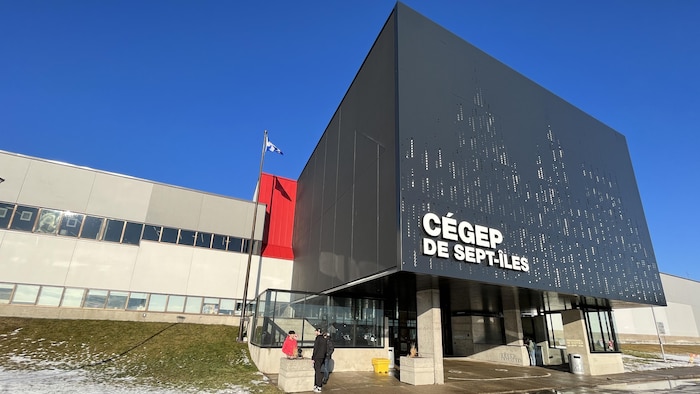 La facede du Cégep de Sept-Îles, à l'automne.