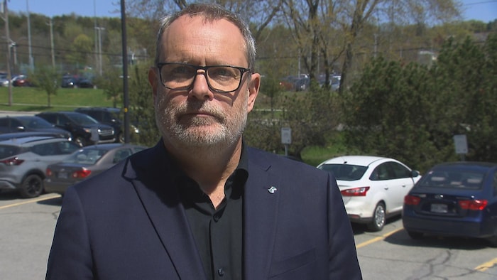 Éric Gagné, directeur général du Cégep de Sherbrooke, le regard vers l'objectif.