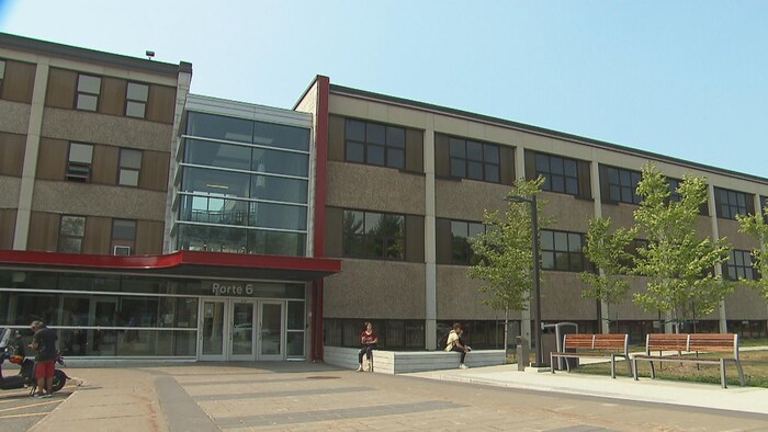 L'extérieur d'un des bâtiments du Cégep de Trois-Rivières, en été.