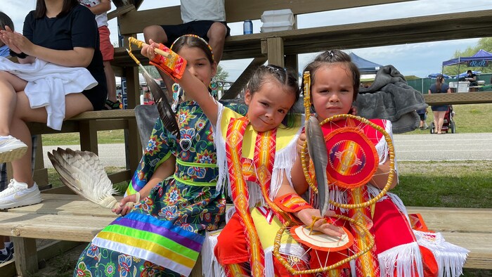 بنات من سكان كندا الأصليين بأزيائهنّ التقليدية في محمية ويكْومْكونغ (Wiikwemkoong) في مقاطعة أونتاريو بمناسبة اليوم الوطني للسكان الأصليين في كندا.