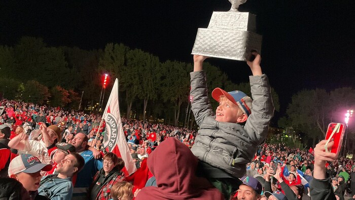 Une foule célèbre la victoire des Remparts
