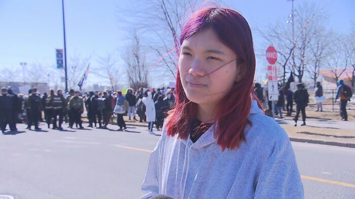 Elle est à la manifestation dans les rues de Sainte-Catherine.