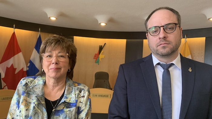 La mairesse Céline Brindamour et le conseiller municipal Benjamin Turcotte fixent la caméra.