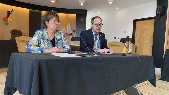 La mairesse Céline Brindamour et le conseiller municipal Benjamin Turcotte sont assis à une table.