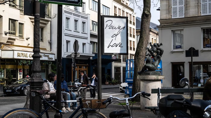 Une affiche dans une rue de Paris. 