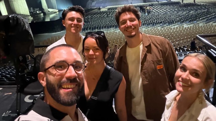 Léo-Pier Doré et ses amis dans la Plénitude Arena, à Paris.