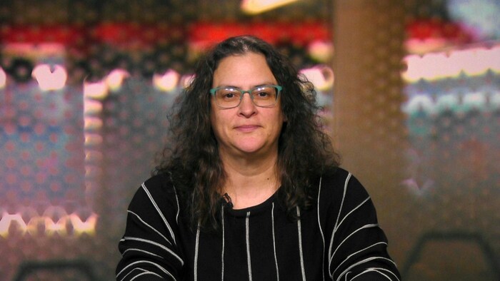 Céline Surette dans un studio de télévision.