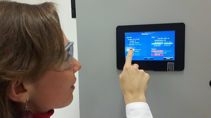 La professeure de génie chimique Céline Vaneeckhaute utilise le panneau de contrôle de son système de biométhanisation