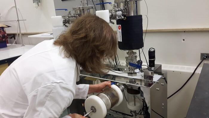 La professeure Céline Vaneeckhaute injecte des matières organiques dans son système de biométhanisation
