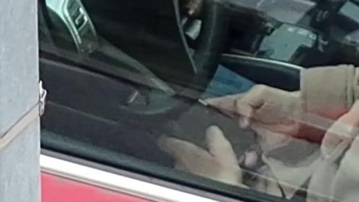 Une photo prise à partir d'un drone montre une personne au volant qui manipule son téléphone cellulaire.