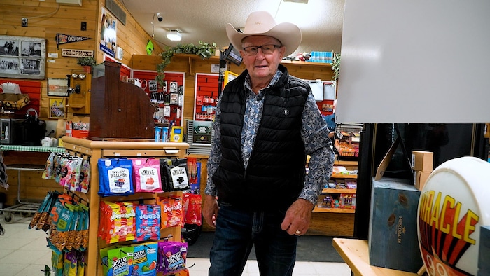 M. Bill Jackson dans le magasin général de Millarville.