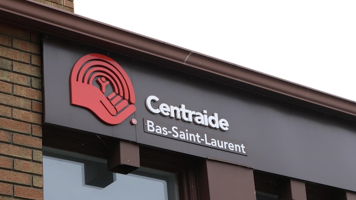 Le logo de Centraide Bas-Saint-Laurent, devant le local de la fondation.