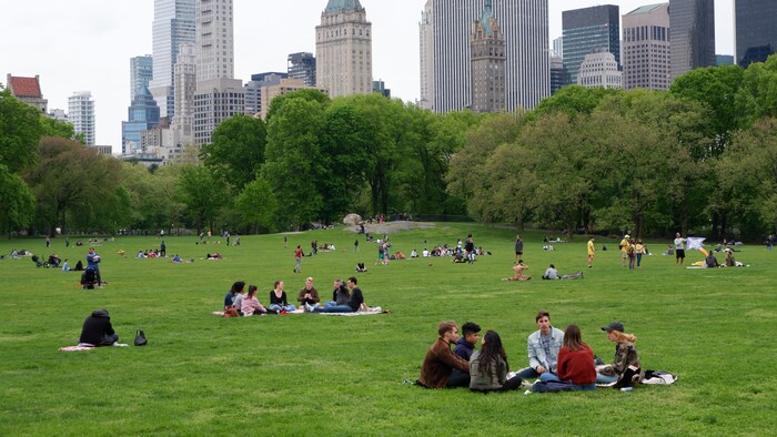 Des New-Yorkais réunis dans un espace vert.