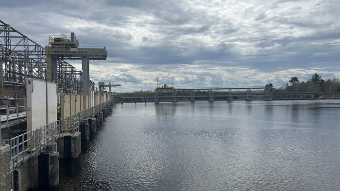 Un évacuateur en amont de la centrale Isle-Maligne.