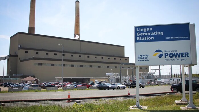 Bâtiment de la centrale au charbon de Lingan.