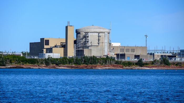 La centrale près de l'eau.