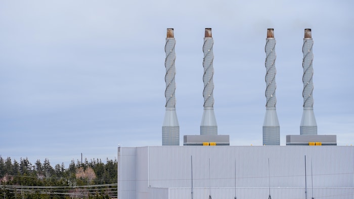Gros plan sur quatre des six moteurs de la centrale.