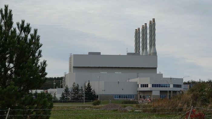 La centrale thermique avec ses six cheminées en septembre.