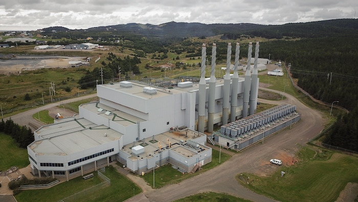 La centrale thermique vue des airs avec ses six cheminées.