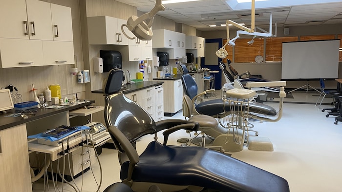 Des fauteuils de soins dentaires.