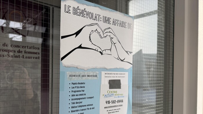 Une affiche dans une fenêtre.