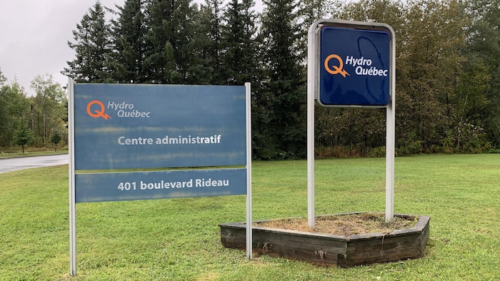 Pancartes annonçant le Centre administratif d'Hydro-Québec, à Rouyn-Noranda.