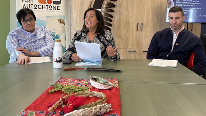 De la sauge et du cèdres sont disposés sur la table où une présentation aux journalistes est organisée.