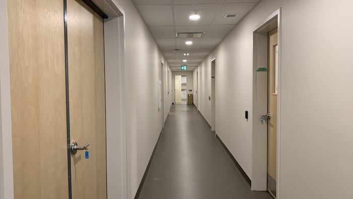 Le couloir qui donne sur des appartements. 
