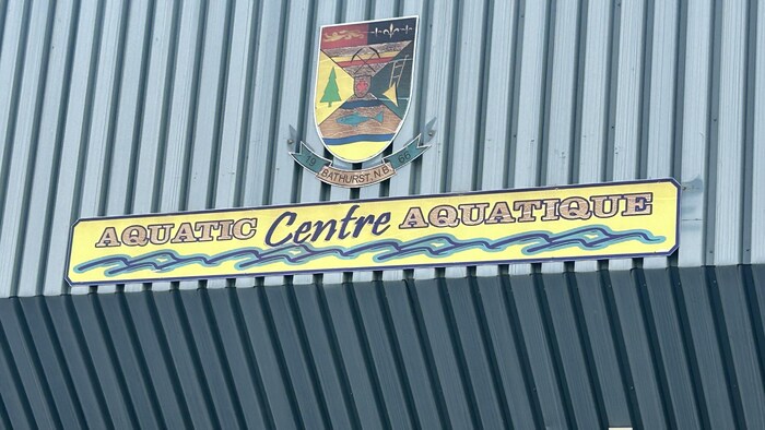 Une affiche devant un édifice.