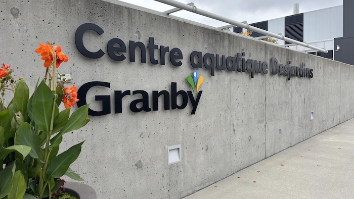 Un mur de béton avec l'indication Centre aquatique Desjardins de Granby.