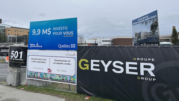 Des clôtures délimitent le stationnement.