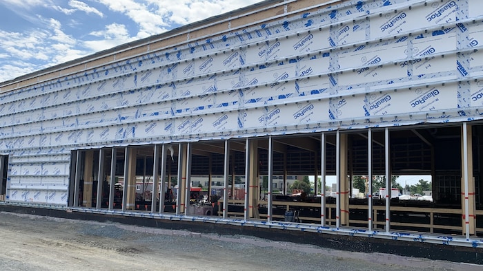Un bâtiment en construction.