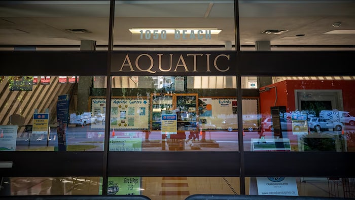 L’entrée en verre d’une piscine portant l’inscription « Aquatic ».