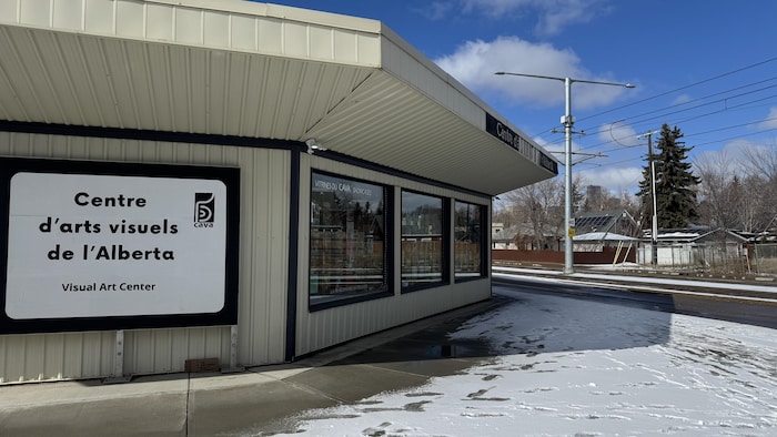 Un bâtiment avec une inscription indiquant « Centre d'arts visuels de l'Alberta ».
