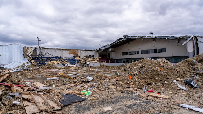 Le toit d'un bâtiment s'est effondré. Les débris n'ont pas été ramassés.
