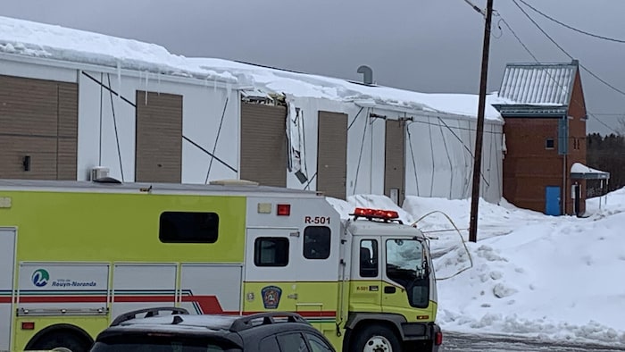 Une portion de toit endommagée au Centre communautaire d'Évain.